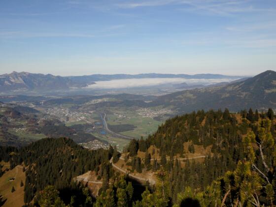 Im Anschluss an die Furklaalpe präsentiert sich ein wunderbarer Blick über den Walgau ins Rheintal
