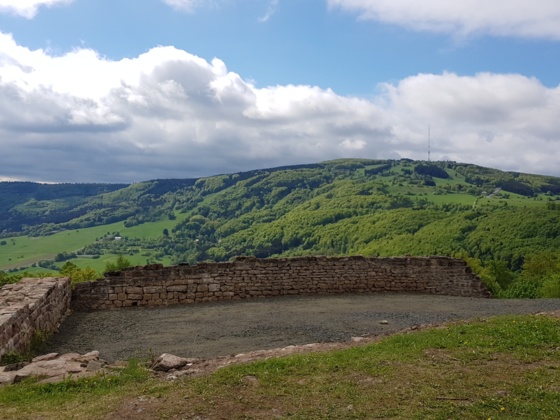 Blick über Osterburg hin zum Kreuzberg