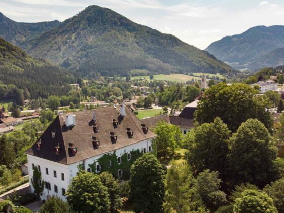 Schloss Scharnstein mit Blick ins südliche Almtal