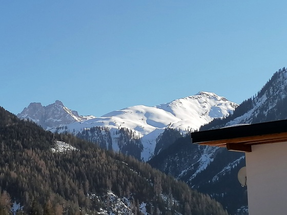 Von Bach locken die Hänge der Greitjochspitze