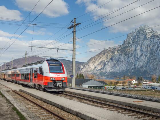 Bahnhof Traunkirchen mit Cityjet vor Traunstein