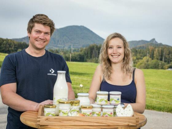 Thomas Liess und Partnerin mit Schafmilchprodukten