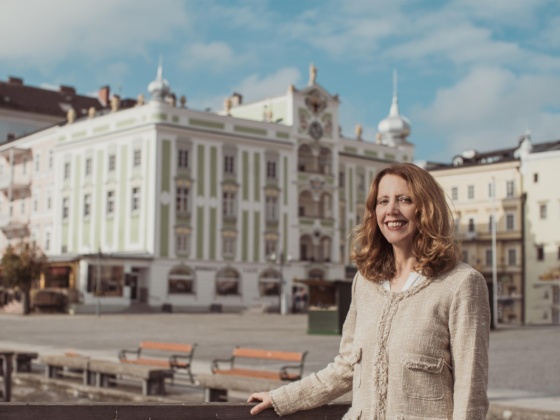 Marianne Heidl vor dem Rathaus in Gmunden