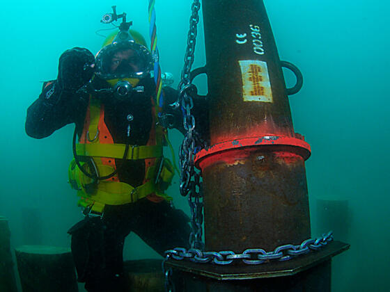 2020 - Maenner unter Wasser