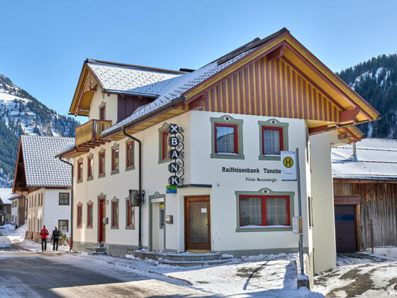 Raiffeisenbank und Bankomat Nesselwängle