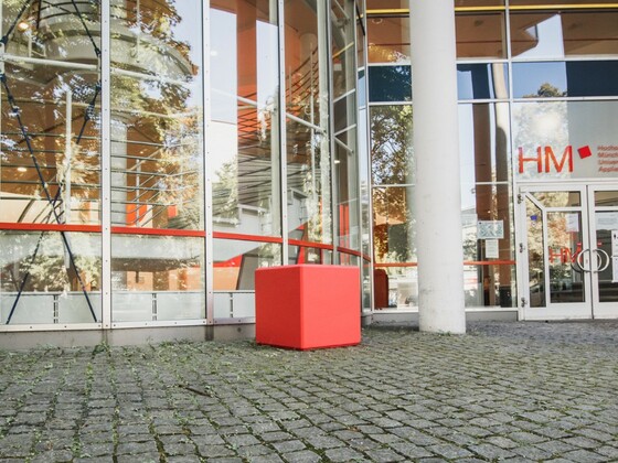 HM Campus an der Lothstraße mit rotem Würfel