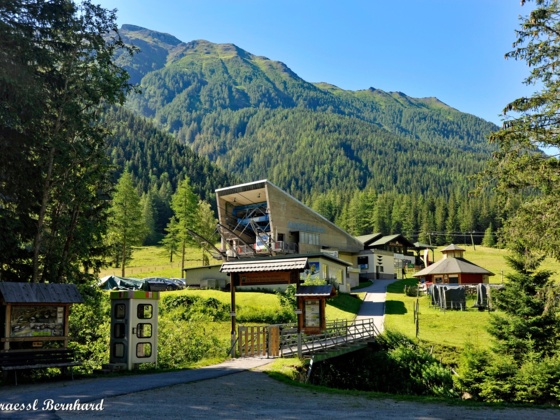 Ankogel Talstation mit großem gratis Parkplatz.
