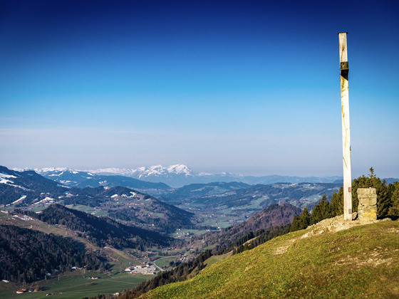 Das GIpfelkreuz der Salmaser Höhe, im Hintergrund der Säntis.