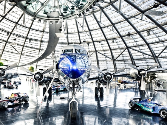Hangar-7 mit der DC 6B in Salzburg Österreich am 28. März 2012