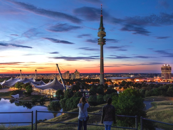 Olympiapark mit Olympiaturm am Abend