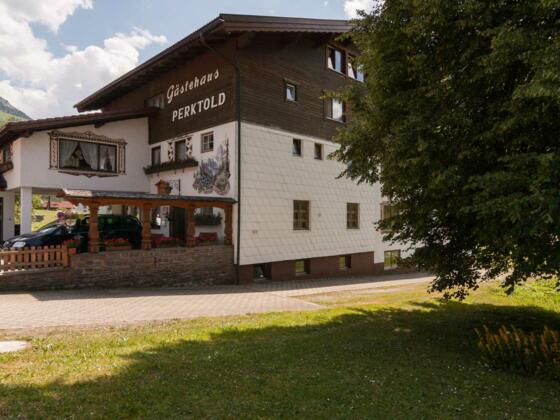 Aussenansicht im Sommer