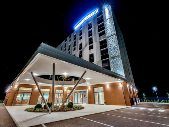 Außenansicht Hotel Das Zeit bei Nacht