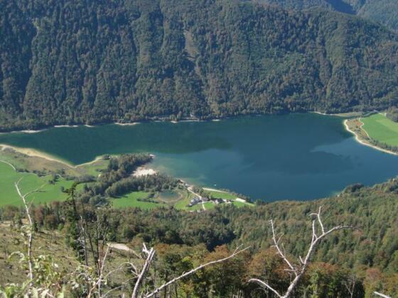 Blick auf den Hintersee & Beachvolleyball-Platz