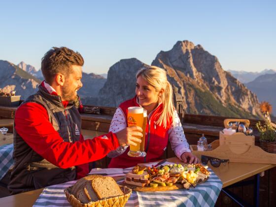 Brotzeit auf der Sonnenterrasse der Ostlerhütte