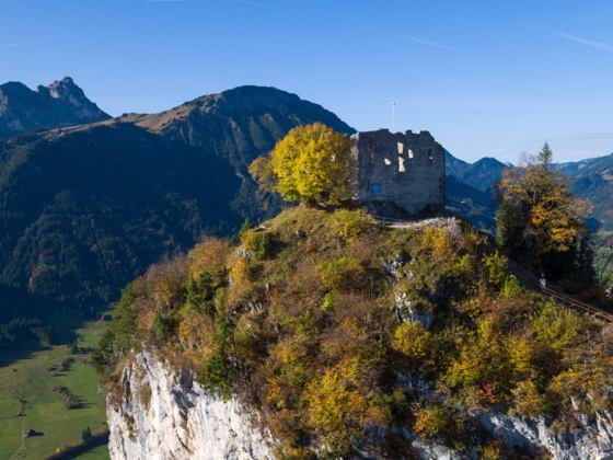 Ruine Falkenstein, im Hintergrund der Breitenberg und Aggenstein