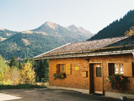 Eingangsseite mit PKW Stellplatz