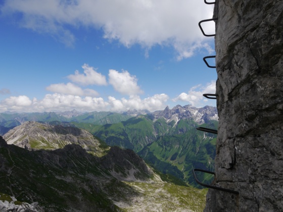 Eisenstufen am Nördlichen Schafalpenkopf vor einer beeindruckenden Kulisse
