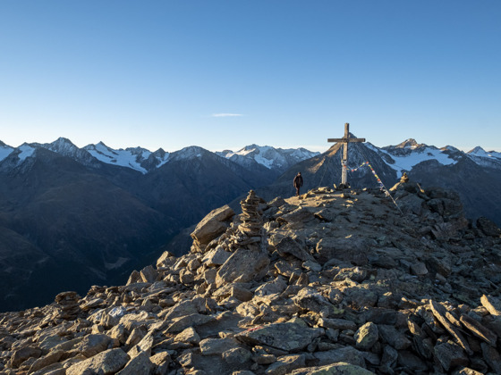 Großartige Gletscherschau am Gipfel des Wilden Mannle: im Hintergrund der Gurgler Hauptkamm mit der Hochwilde in Bildmitte.