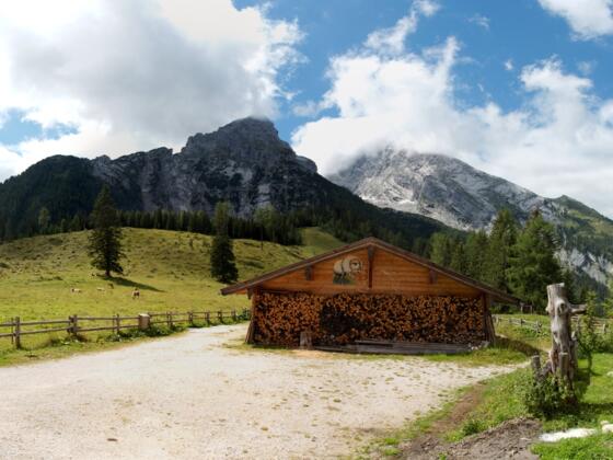 Die Kührointhütte mit dem Watzmann.