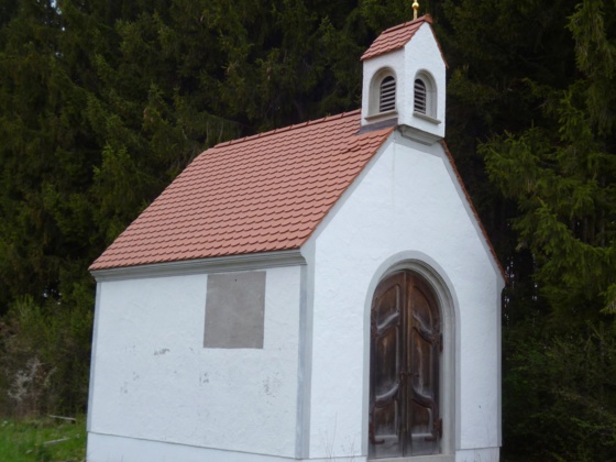 Eine kleine Kapelle am Weg durch die Felder und Wälder südöstlich von Altenstadt.