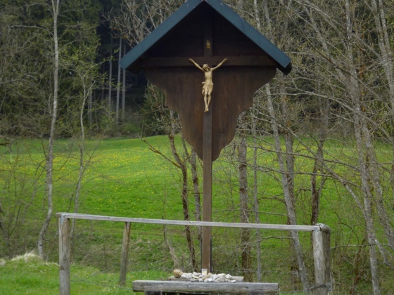 Auf einer Lichtung im Eulenwald südöstlich von Steingaden wird dieses unscheinbare Wegkreuz passiert.