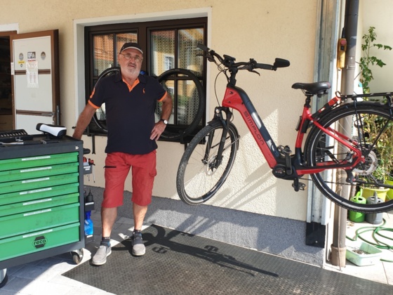 Herr Schlipfinger bei seiner Fahrradklinik