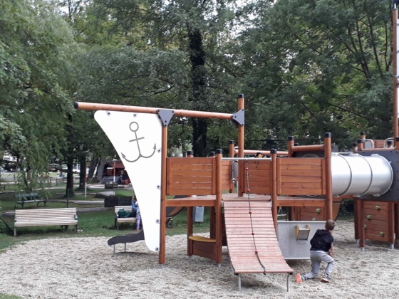 Piratenschiff am Spielplatz im Schlosspark Kammer