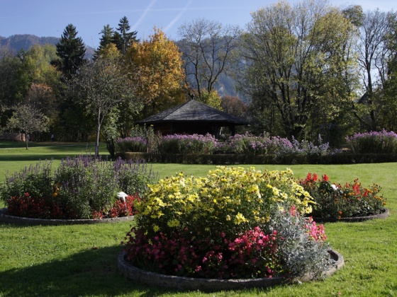 Inzell/Chiemgau: vorbei am Kurpark den Blick gen Norden gerichtet