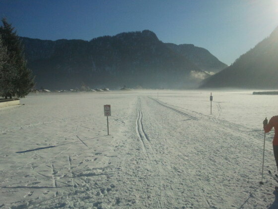 Inzell/Chiemgau: Auf der Sulzbachloipe die ersten Langlaufversuche starten.