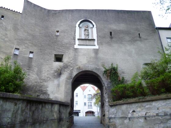 Durch das Frauentor in der historischen Stadtmauer gelangt man in die Schongauer Altstadt.