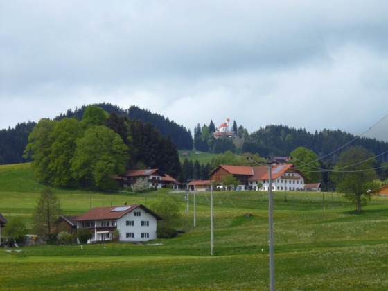 Am Abzweig zwischen Bürstenstiel und Egghof eröffnet sich ein wunderschöner Blick auf die Auerberg-Kirche.