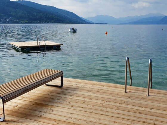2020 - SE - Emilie Floege Platz Badesteg mit Blick ueber den See