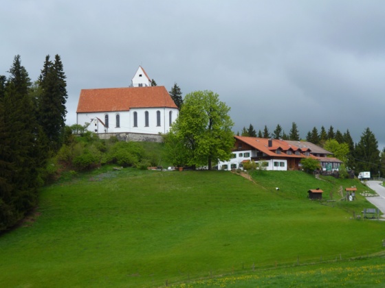 Die Kirche St. Georg und der wenig unterhalb gelegene Panorama-Gasthof auf dem Auerberg.