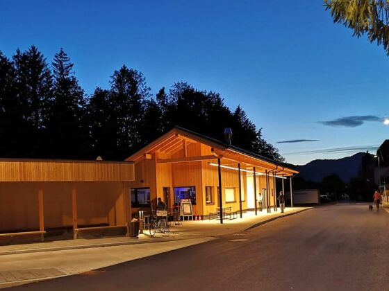 Busbahnhof Strobl Abendaufnahme