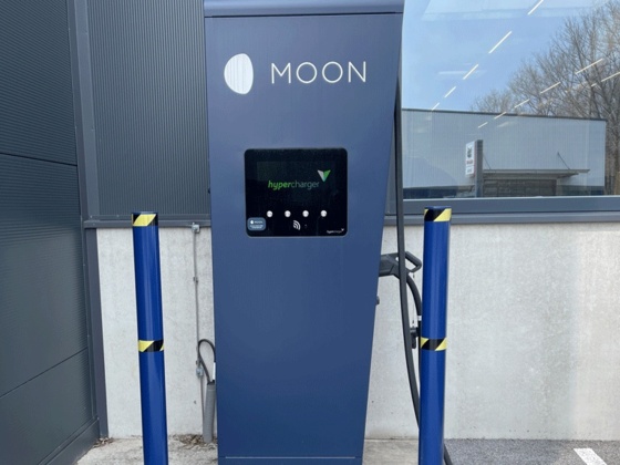 Moon-Ladestation Autohaus Reiser