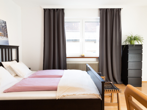 Doppelbett mit Fenster