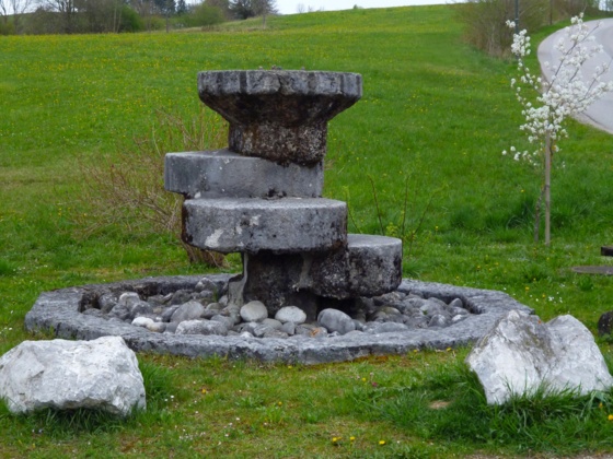 Tuffstein-Brunnen auf der Ostseite des Huglfinger Bahnhofs.
