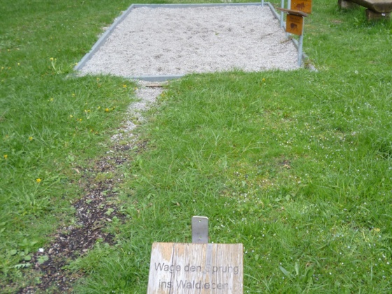 Weitsprunggrube zum Vergleich mit den Sprungweiten der Waldbewohner.