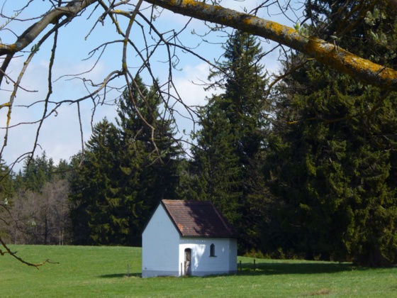 Versteckt am Waldrand steht die kleine Kapelle wenig nördlich von Resle.