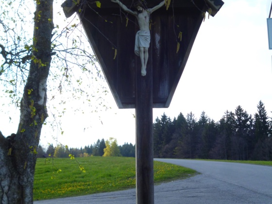 Wegkreuz an der Straßenkreuzung westlich der Brücke über den Stegschachengraben.