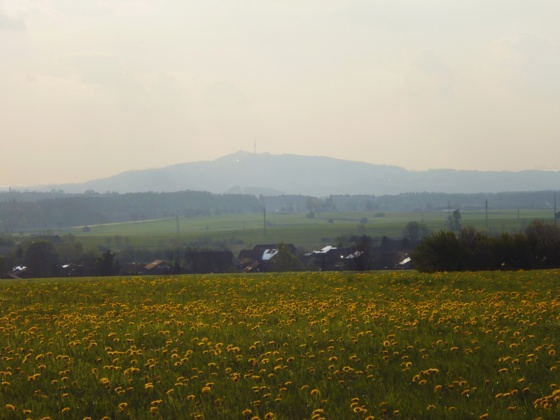 Schöner Blick vom Schellenberg über Eberfing hinweg zum Hohen Peißenberg mit dem Fernsehturm.