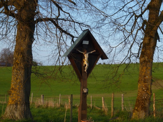 Wegkreuz auf dem freien Feld südöstlich von Iffeldorf.