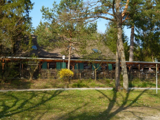 Das Fohnseestüberl mit Biergarten liegt direkt am Ostufer des Fohnsees.