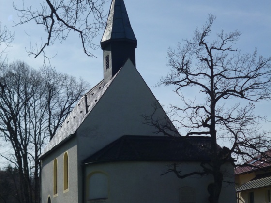 Die leicht erhöht auf einem Hügel stehende Kapelle in Hohenberg.