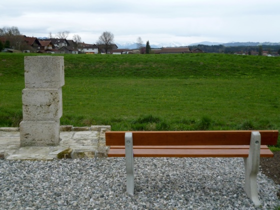 Würfel aus ehemals in Huglfing abgebautem Tuffstein wenig außerhalb von Oberhausen.