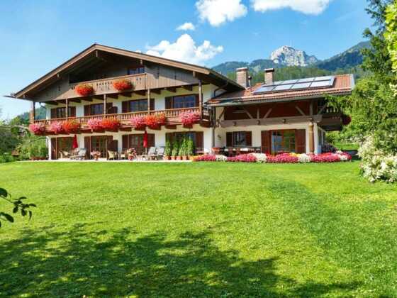 Hausansicht mit Garten