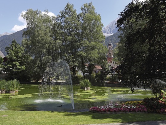 Kuranlage Puit in Mittewald mit Blick zur Kirche