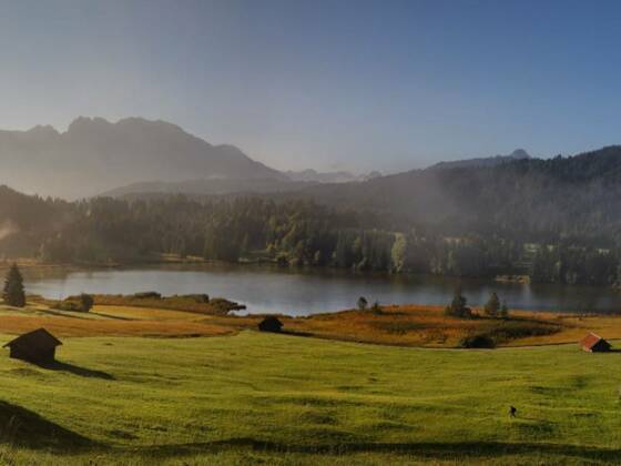Panoramablick auf den Geroldsee in Gerold bei Krün