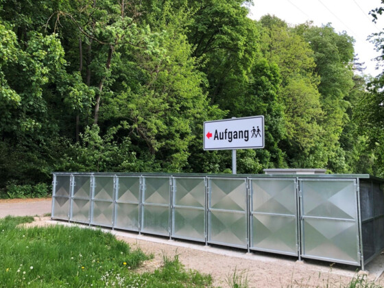 Abschließbare Fahrradboxen auf dem Parkplatz der Tropfsteinhöhle Schulerloch in Essing