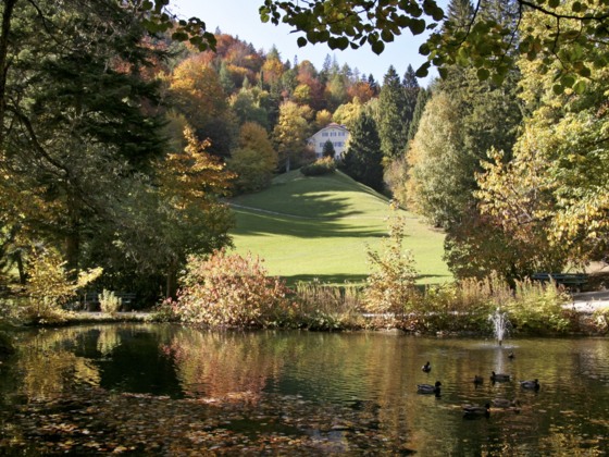 Krausegarten mit Blick auf die Krause-Villa in Mittenwald